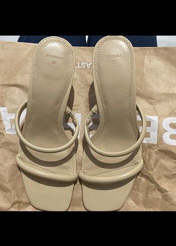 Bershka Bej Tokalı İnce Topuklu Kadın Sandalet
