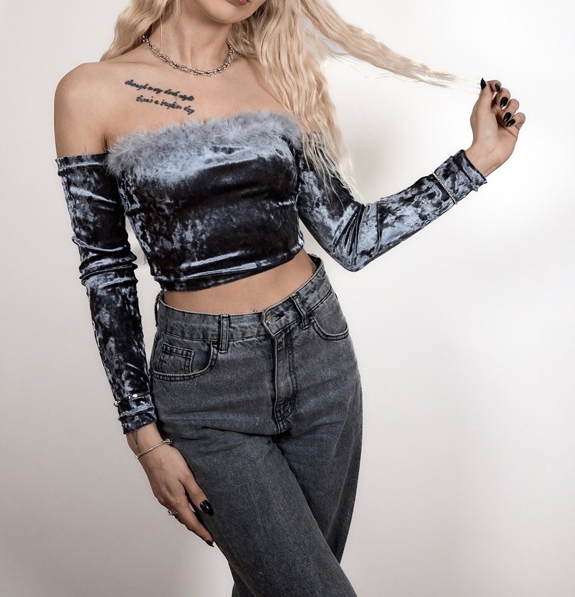 Gri Tüylü Straplez Kadife Bluz - Görsel 3