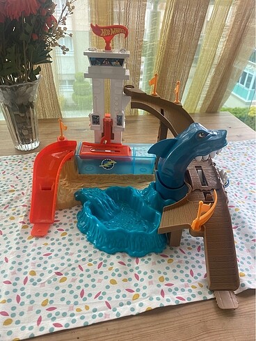 Hot Wheels BGK04 Sharky yarış seti