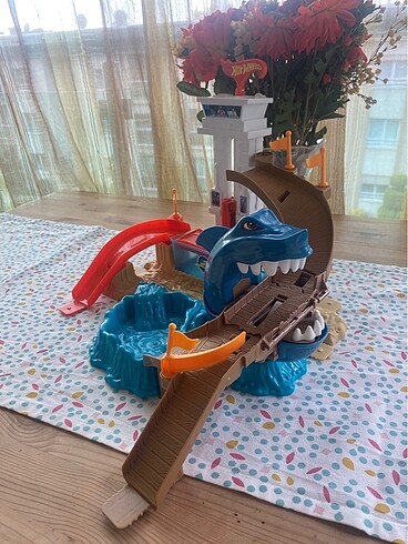  Beden Hot Wheels BGK04 Sharky yarış seti