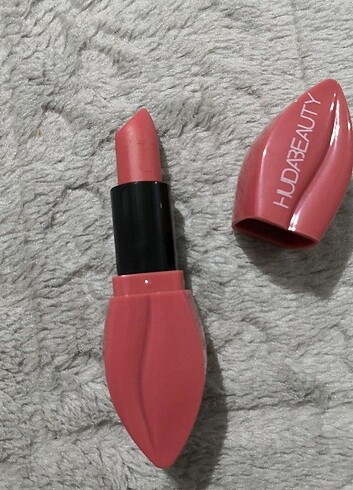 Huda Beauty Ruj lipstick