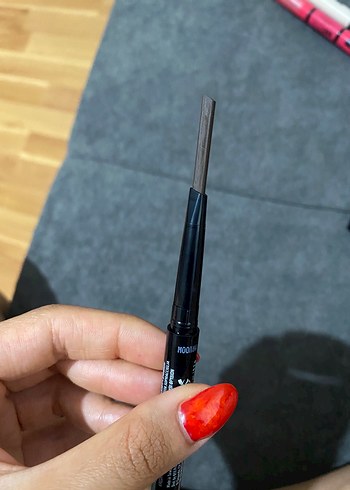 Beden Renk Nyx Dolgunlaştırıcı ve Belirginleştirici kaş Kalemi
