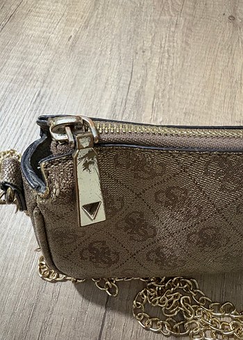 Zincir Detaylı Kahverengi Guess Omuz Çantası - Görsel 3