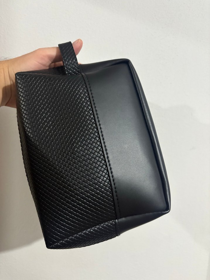 Guess Siyah Deri Makyaj Çantası - Görsel 3