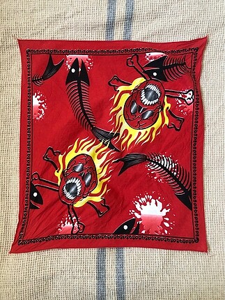 Kırmızı desenli bandana
