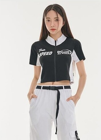 Urban Outfitters Speed Baskılı Fermuarli Crop Bluz 