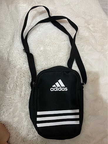 Hiç kullanılmamış adidas çanta butik ürünüdür