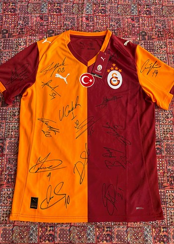 Orjinal Galatasaray İmzalı Kırmızı-Sarı Kısa Kollu Forması Türk - Görsel 3