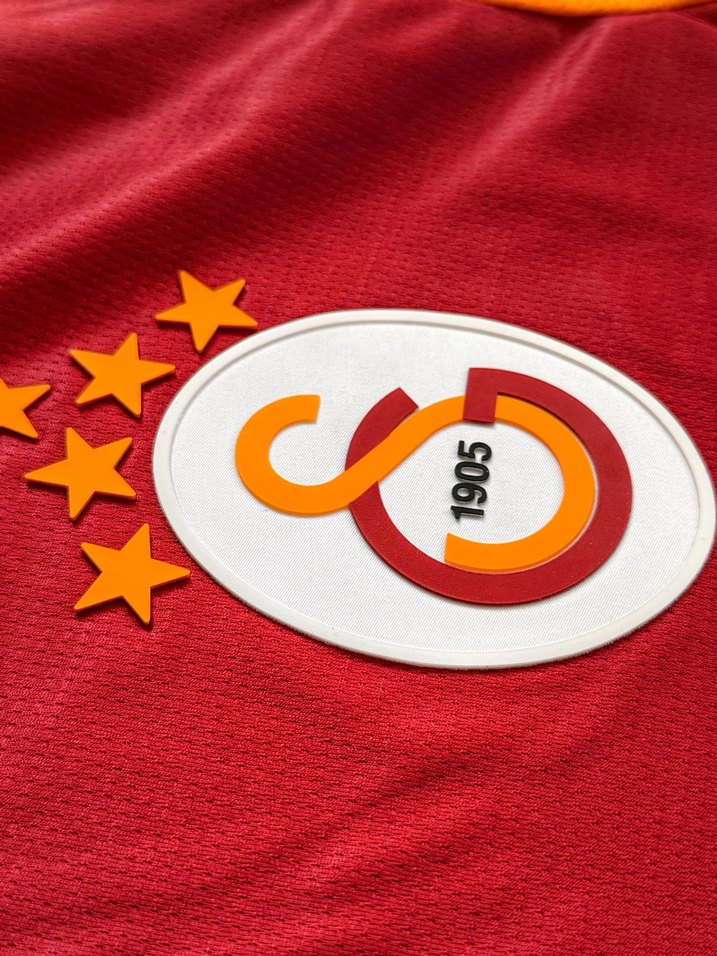 Orjinal Galatasaray İmzalı Kırmızı-Sarı Kısa Kollu Forması Türk - Görsel 2