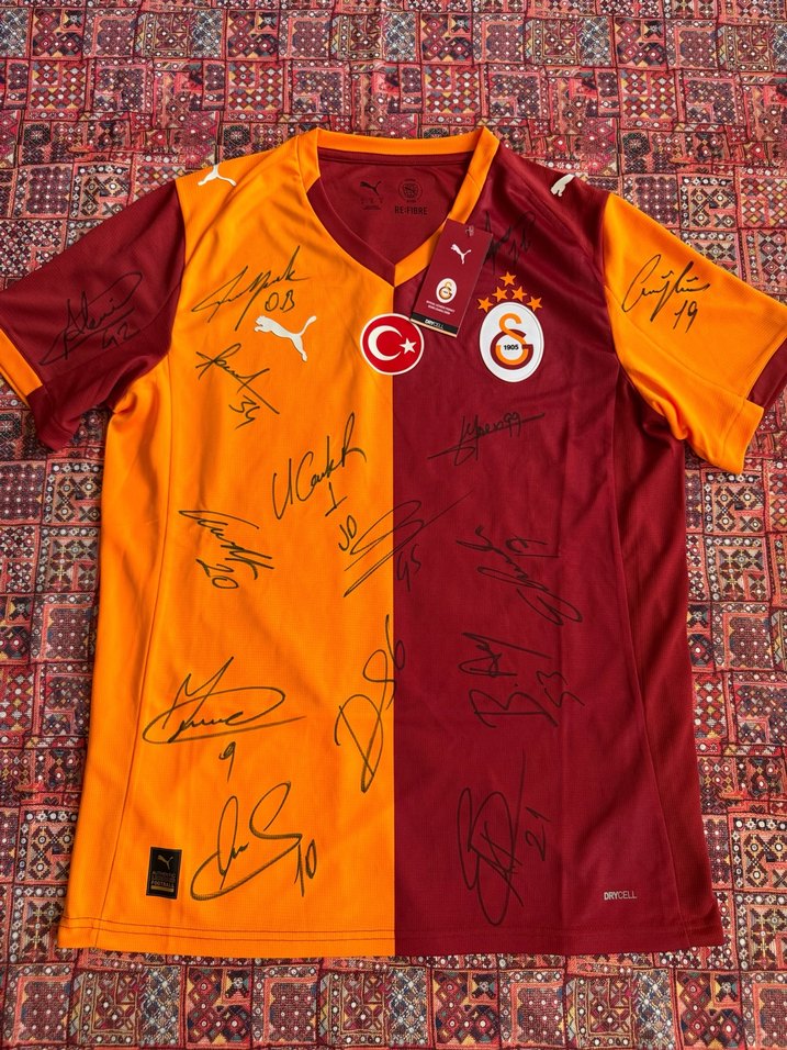Orjinal Galatasaray İmzalı Kırmızı-Sarı Kısa Kollu Forması Türk - Görsel 3