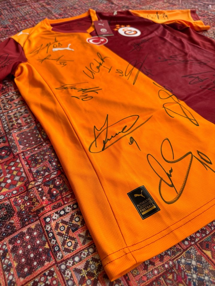 Orjinal Galatasaray İmzalı Kırmızı-Sarı Kısa Kollu Forması Türk - Görsel 4