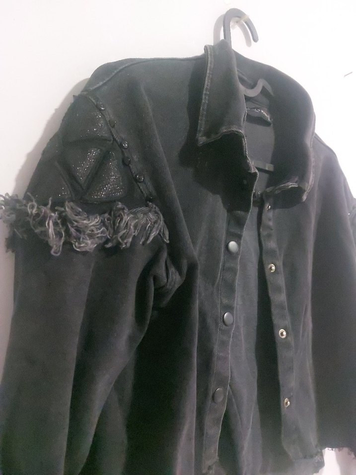 Siyah Düğmeli Kısa Kadın Kot Ceket - Görsel 3