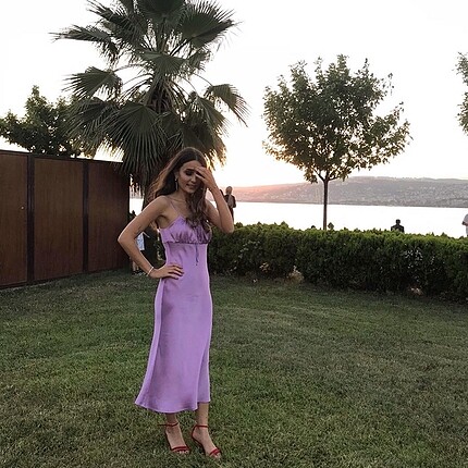 Zara lila saten elbise