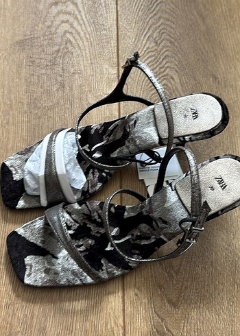 Zara Gri Yılan Desenli İnce Topuklu Kadın Sandalet
