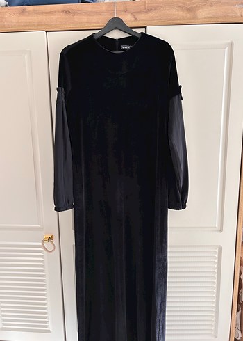 Siyah Uzun Kollu Zincir Detaylı Tesettür Elbise - Görsel 7