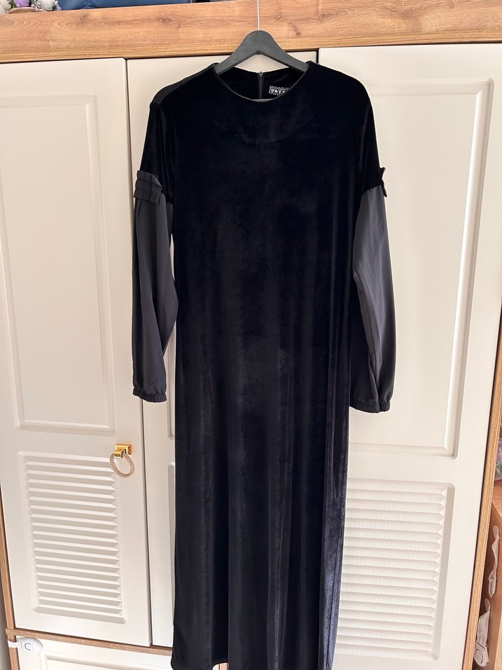 Siyah Uzun Kollu Zincir Detaylı Tesettür Elbise - Görsel 3