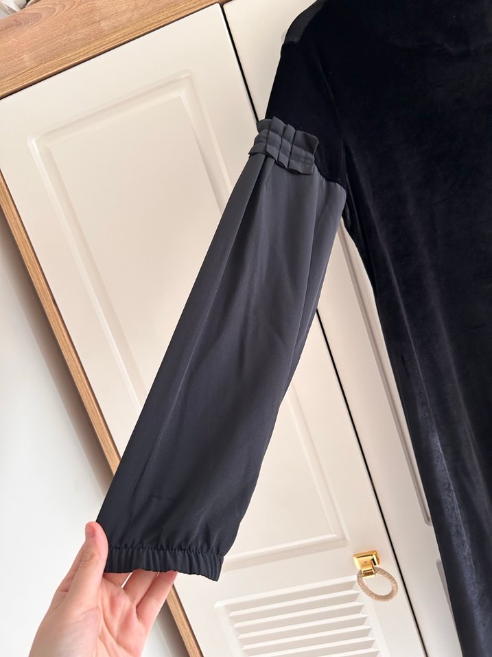 Siyah Uzun Kollu Zincir Detaylı Tesettür Elbise - Görsel 5