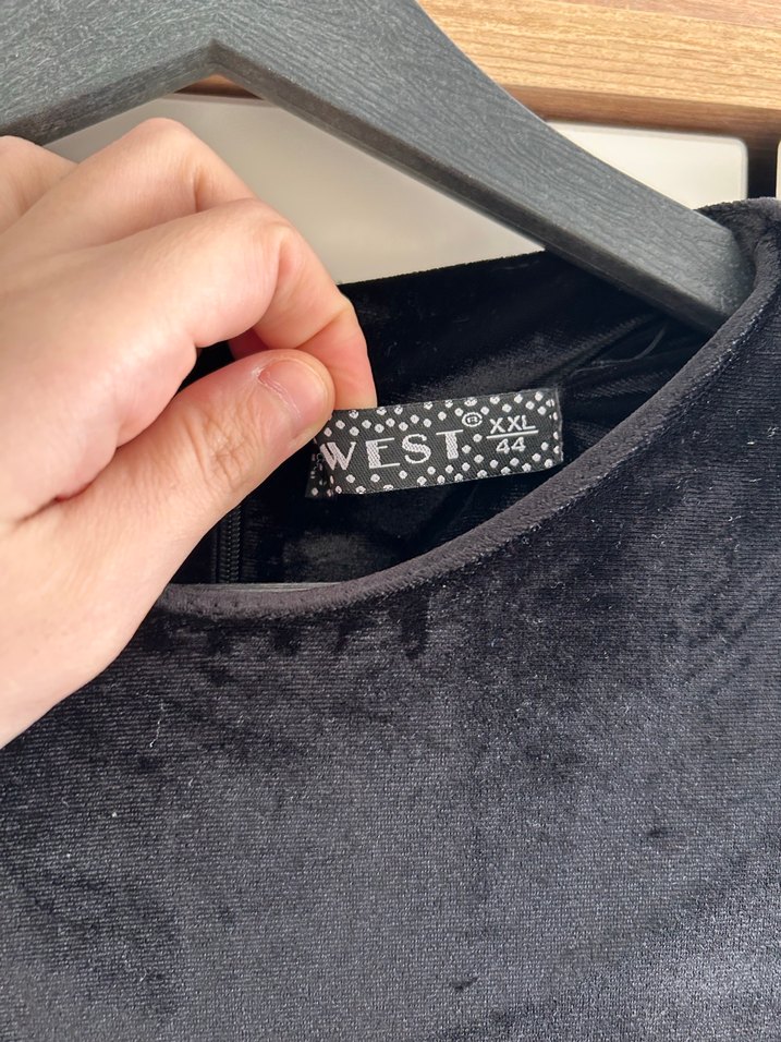 Siyah Uzun Kollu Zincir Detaylı Tesettür Elbise - Görsel 4