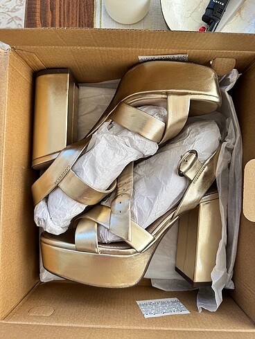Zara gold topuklu