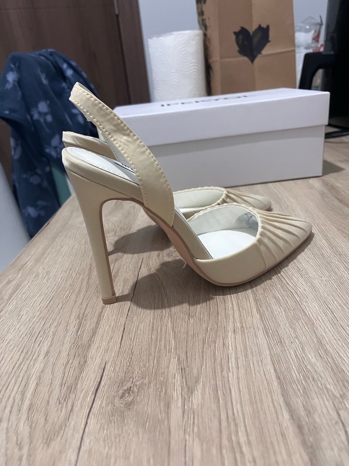 Beyaz Piliseli İnce Topuklu Kadın Ayakkabı - Görsel 3