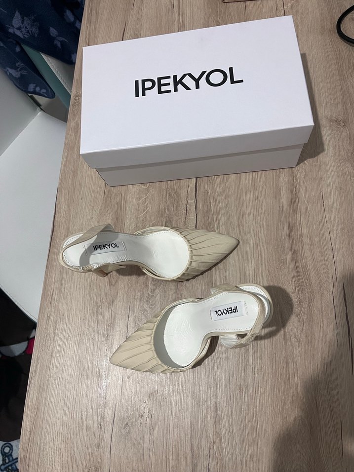 Beyaz Piliseli İnce Topuklu Kadın Ayakkabı - Görsel 4