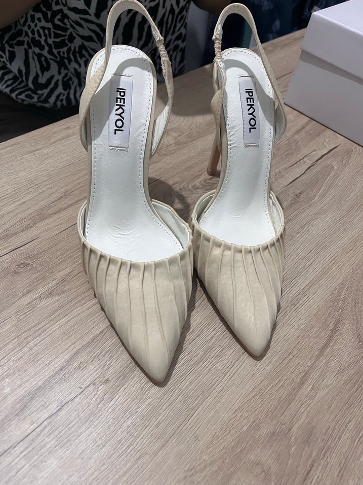 Beyaz Piliseli İnce Topuklu Kadın Ayakkabı - Görsel 2