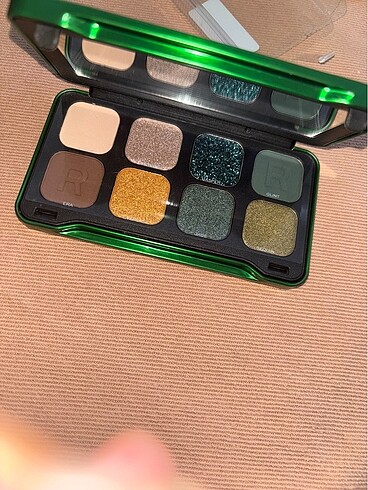  Beden Makeup Revolution Forever Flawless Dynamic Everlasting Far Palet