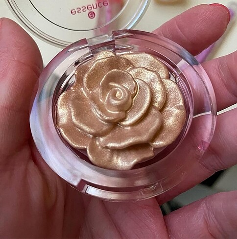 essence Aloha, Babes! Flower Highlighter 01