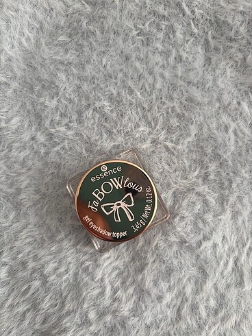 Essence FaBOWlous jel eyeshadow topper