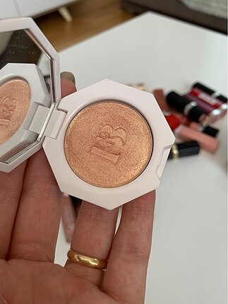 Fenty Beauty Aydınlatıcı