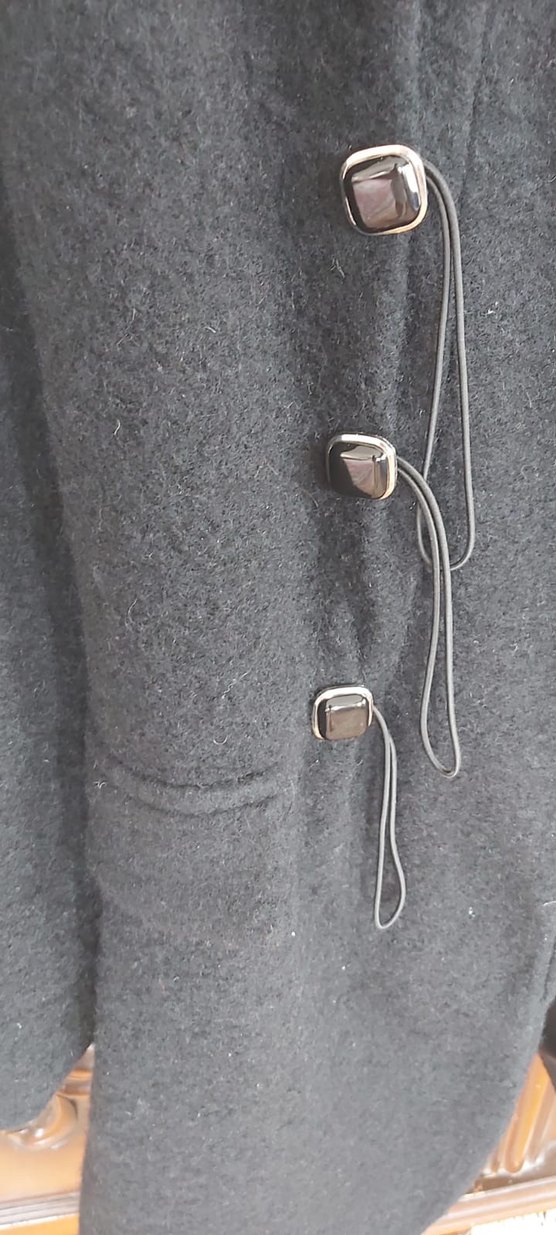 Yun Siyah Düğmeli Kadın Kaban - Görsel 2