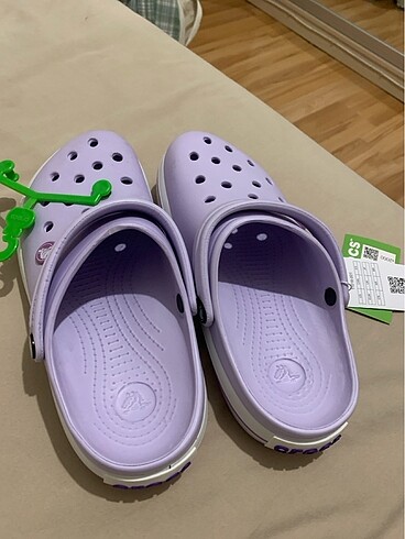 Lila Crocs