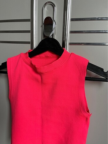 Neon pembe crop
