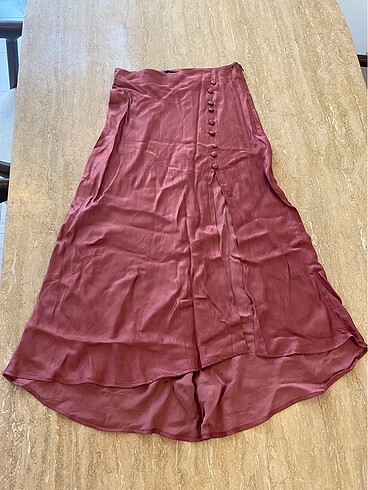 Zara Zara yırtmaçlı saten midi etek