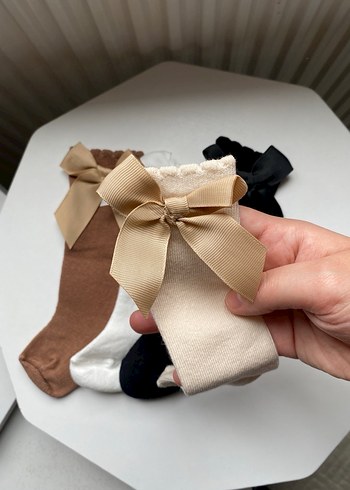 Kız Çocuk Bej Triko Fiyonk Detaylı Çorap - Görsel 2