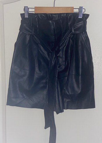 Zara Kadın Siyah Deri Kemerli Mini Şort - Görsel 2