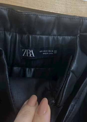 Zara Kadın Siyah Deri Kemerli Mini Şort - Görsel 3