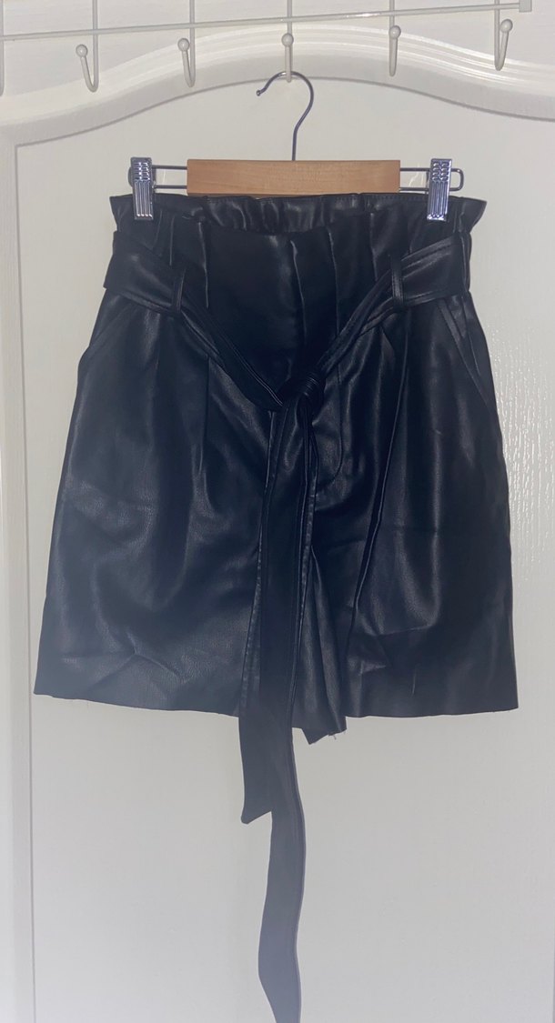 Zara Kadın Siyah Deri Kemerli Mini Şort - Görsel 2
