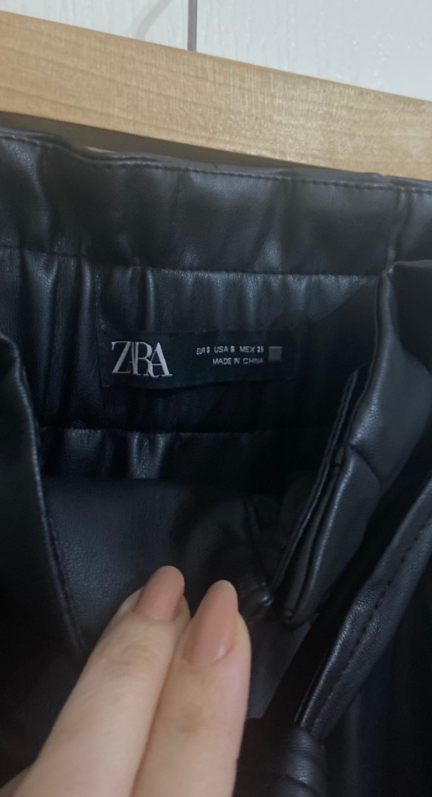 Zara Kadın Siyah Deri Kemerli Mini Şort - Görsel 3