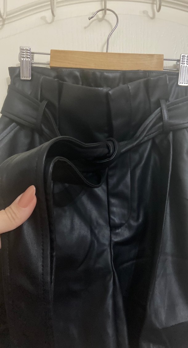 Zara Kadın Siyah Deri Kemerli Mini Şort - Görsel 4