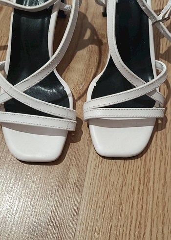 Beyaz Minimalist Topuklu Kadın Sandalet
