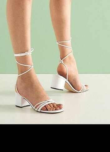 Beyaz ve siyah topuklu sandalet