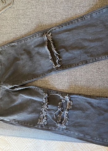 Siyah yırtık kot pantolon - Görsel 3