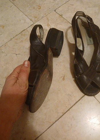 Kahverengi Deri Tokalı Dolgu Topuklu Kadın Sandalet - Görsel 2