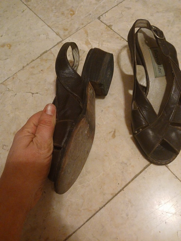 Kahverengi Deri Tokalı Dolgu Topuklu Kadın Sandalet - Görsel 2