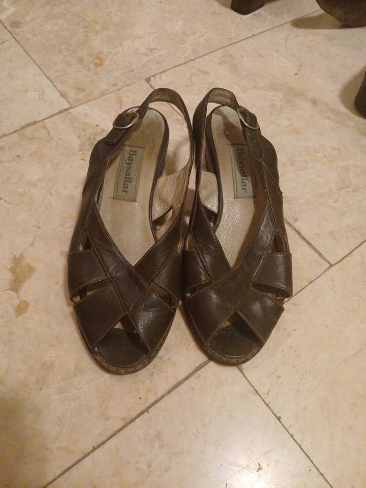 Kahverengi Deri Tokalı Dolgu Topuklu Kadın Sandalet - Görsel 3