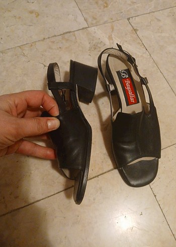 Tokalı Siyah Kadın Dolgu Topuklu Sandalet - Görsel 4