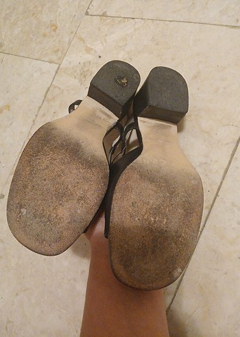 Tokalı Siyah Kadın Dolgu Topuklu Sandalet - Görsel 5