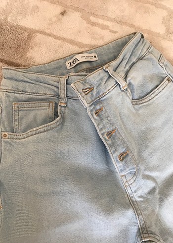 Düğmeli açık renk jean