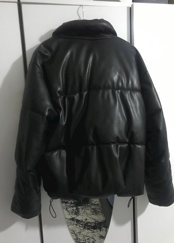 Stradivarius Siyah Suni deri şişme mont - Görsel 8